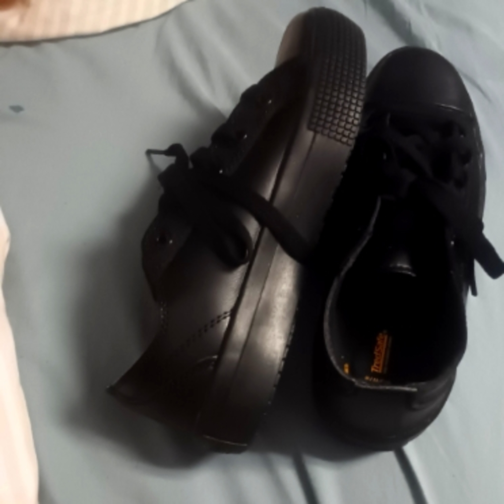black tredsafe work shoes